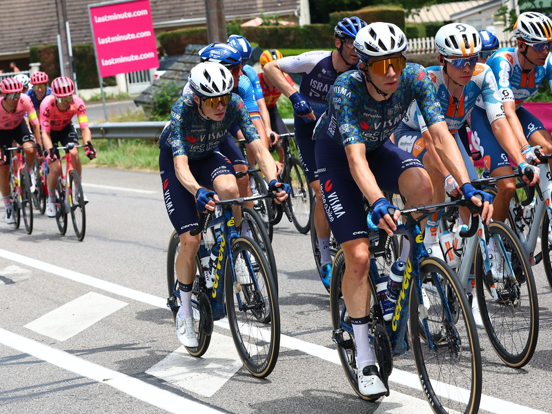 Holte sich auf der elften Etappe den Sieg: Jonas Vingegaard (l). - Foto: Pool Luca Bettini/Belga/dpa