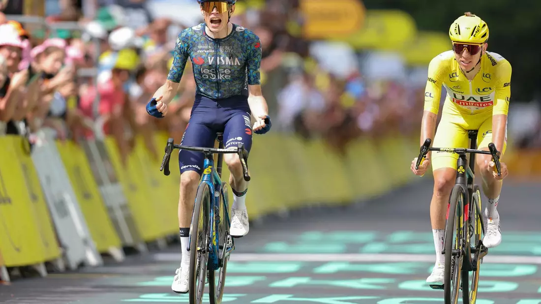 Jonas Vingegaard (l) und Tadej Pogacar lieferten sich auf der elften Etappe ein packendes Duell. - Bild: Thomas Samson/AFP/dpa