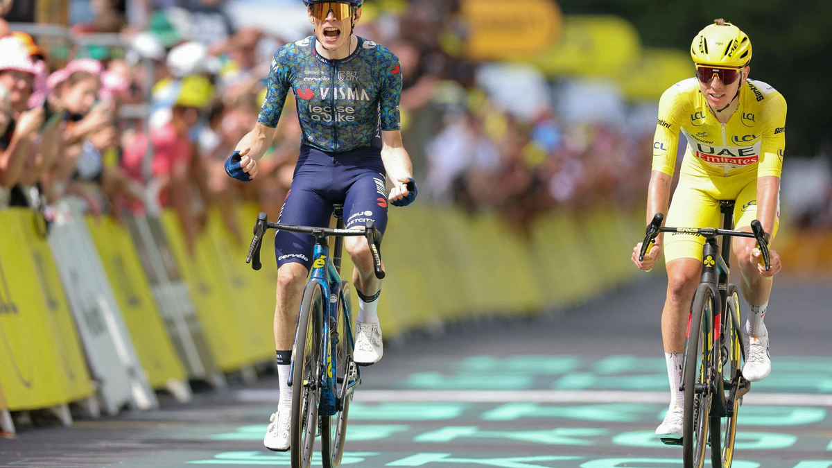 Jonas Vingegaard (l) setzte sich auf der elften Etappe vor Tadej Pogacar durch. - Foto: Thomas Samson/AFP/dpa