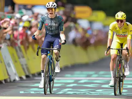 Jonas Vingegaard (l) setzte sich auf der elften Etappe vor Tadej Pogacar durch. - Foto: Thomas Samson/AFP/dpa
