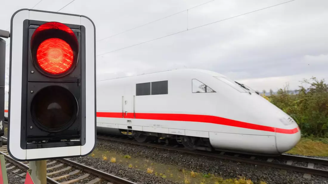An der ICE-Strecke München-Augsburg-Nürnberg hat die Deutsche Bahn das erste digitale Stellwerk an einer Hochgeschwindingkeitsstrecke in Betrieb genommen. (Archivbild) - Bild: Julian Stratenschulte/dpa