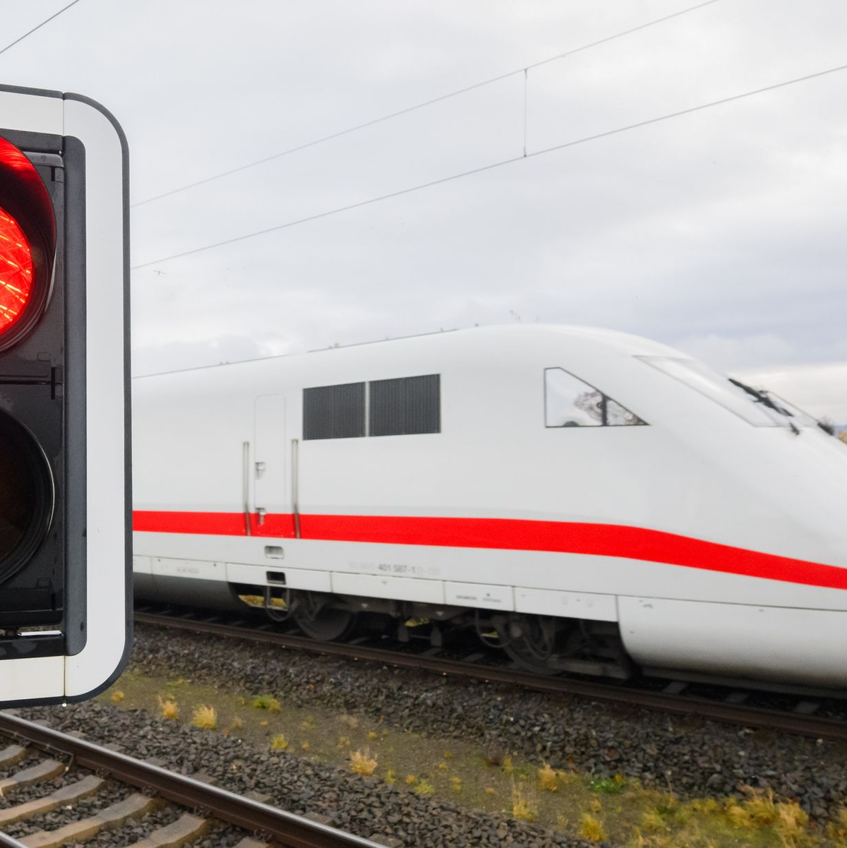 An der ICE-Strecke München-Augsburg-Nürnberg hat die Deutsche Bahn das erste digitale Stellwerk an einer Hochgeschwindingkeitsstrecke in Betrieb genommen. (Archivbild) - Foto: Julian Stratenschulte/dpa