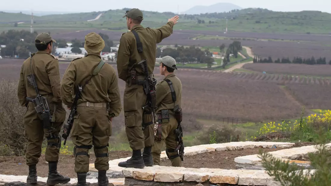 Israelische Soldaten blicken auf die Golanhöhen. - Bild: Ayal Margolin/JINIPIX/XinHua/dpa