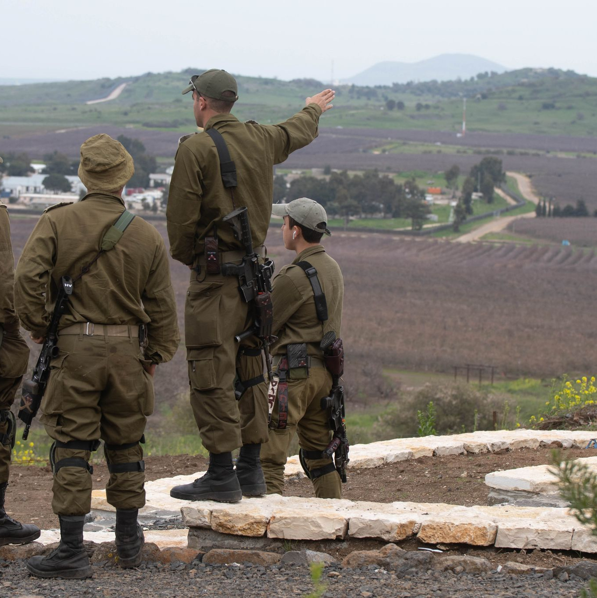 Israelische Soldaten blicken auf die Golanhöhen. - Foto: Ayal Margolin/JINIPIX/XinHua/dpa