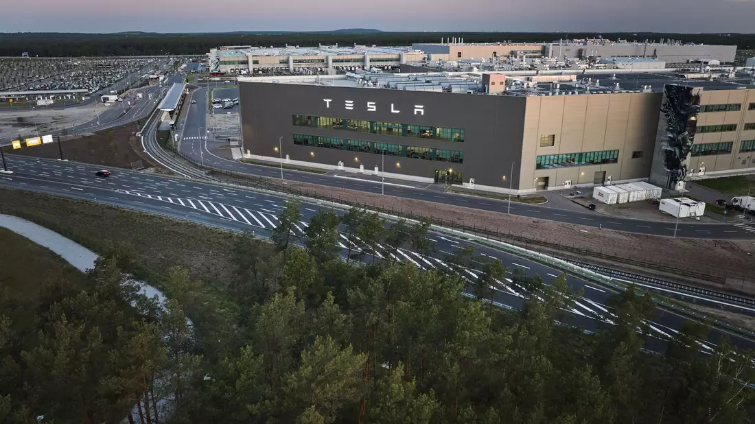 In Grünheide bei Berlin betreibt Tesla seine einzige Autofabrik in Europa. - Bild: Jörg Carstensen/dpa