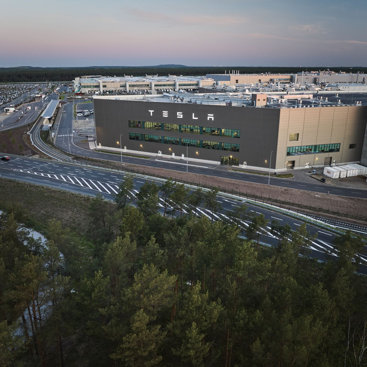 In Grünheide bei Berlin betreibt Tesla seine einzige Autofabrik in Europa. - Foto: Jörg Carstensen/dpa