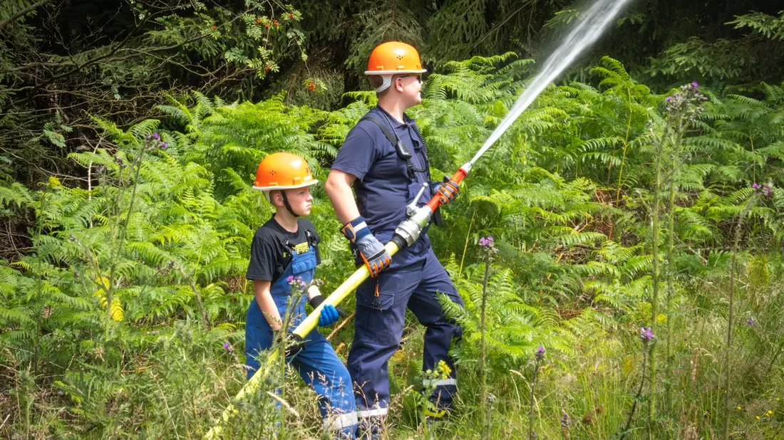 FW-AR: Die Jugendfeuerwehr der Stadt Arnsberg übt die Bekämpfung von Waldbränden - Bild: presseportal.de