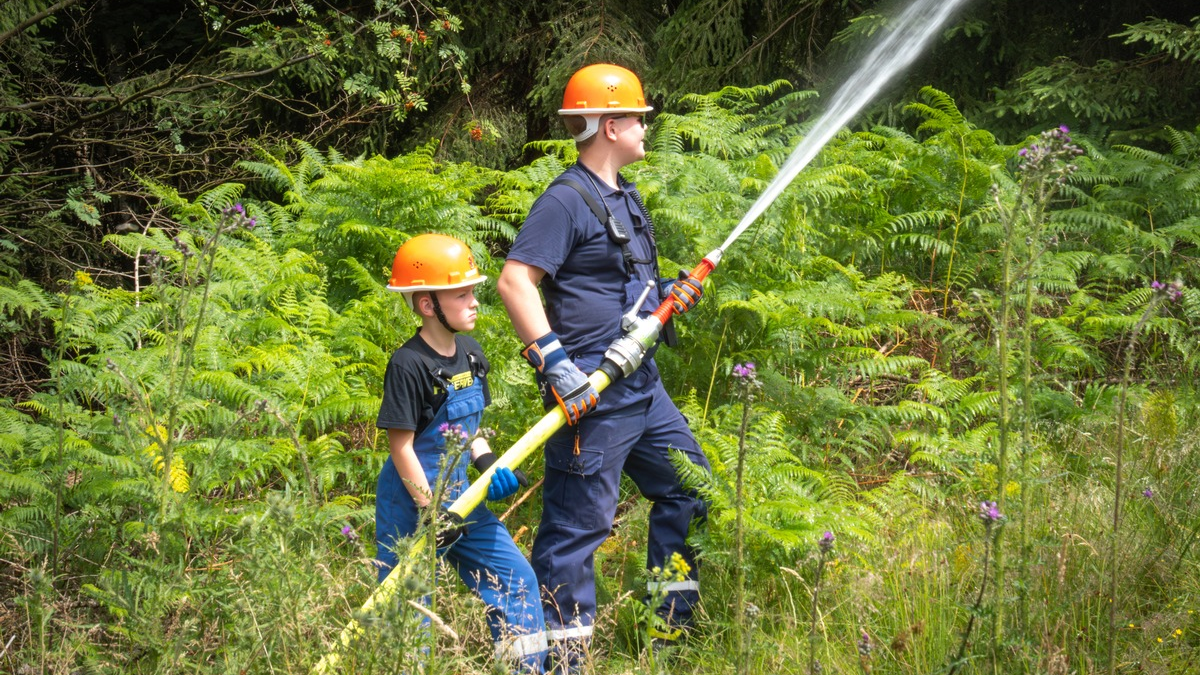 FW-AR: Die Jugendfeuerwehr der Stadt Arnsberg übt die Bekämpfung von Waldbränden - Foto: presseportal.de