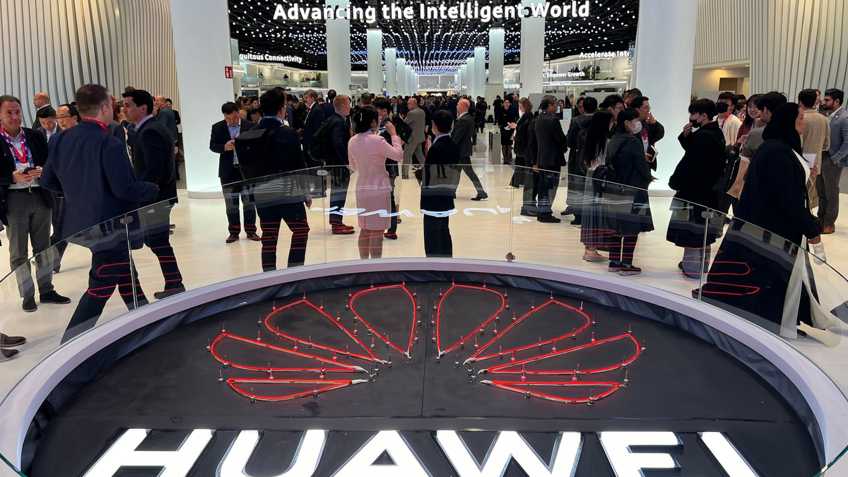 Das Logo des chinesischen Technologiekonzerns Huawei ist am Eingang seines Messestandes beim Mobile World Congress (MWC) zu sehen. (Foto-Archiv) - Foto: Wolf von Dewitz/dpa