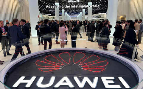 Das Logo des chinesischen Technologiekonzerns Huawei ist am Eingang seines Messestandes beim Mobile World Congress (MWC) zu sehen. (Foto-Archiv) - Foto: Wolf von Dewitz/dpa