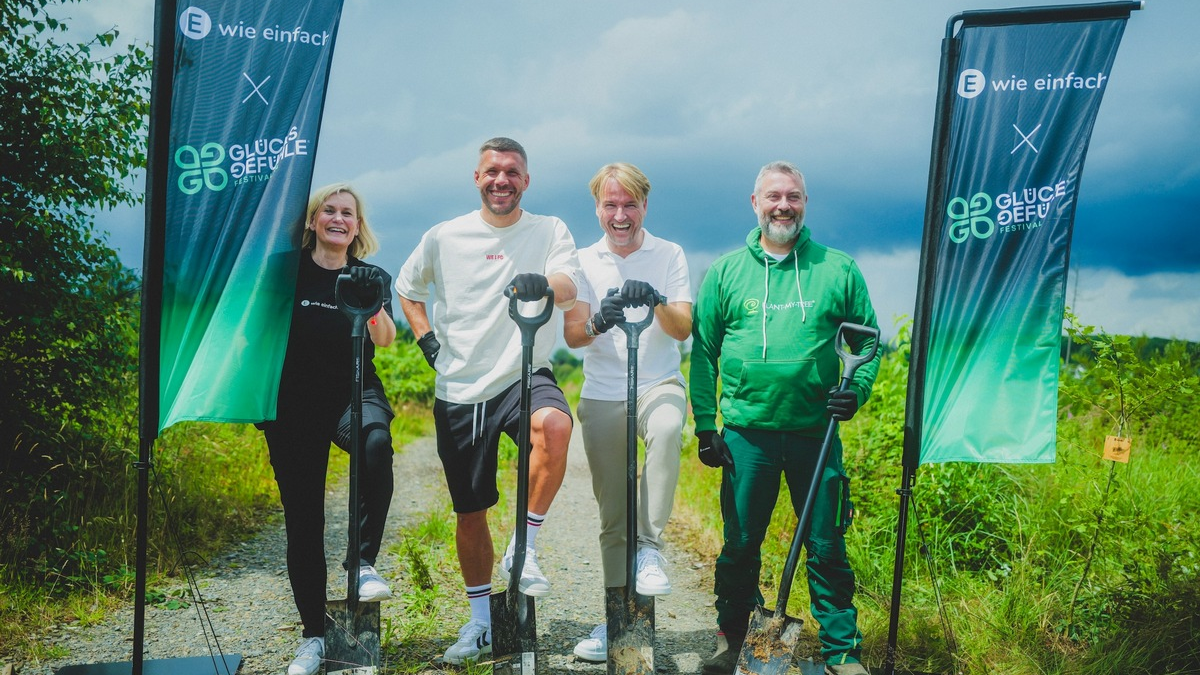Lukas Podolski und E WIE EINFACH pflanzen mit PLANT-MY-TREE. Die Stiftung. Bäume zur Motivation für mehr Umweltschutz auf Musikfestivals - Foto: presseportal.de