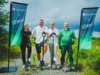 Lukas Podolski und E WIE EINFACH pflanzen mit PLANT-MY-TREE. Die Stiftung. Bäume zur Motivation für mehr Umweltschutz auf Musikfestivals - Foto: presseportal.de