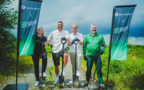 Lukas Podolski und E WIE EINFACH pflanzen mit PLANT-MY-TREE. Die Stiftung. Bäume zur Motivation für mehr Umweltschutz auf Musikfestivals - Foto: presseportal.de