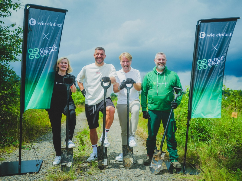 Lukas Podolski und E WIE EINFACH pflanzen mit PLANT-MY-TREE. Die Stiftung. Bäume zur Motivation für mehr Umweltschutz auf Musikfestivals - Foto: presseportal.de