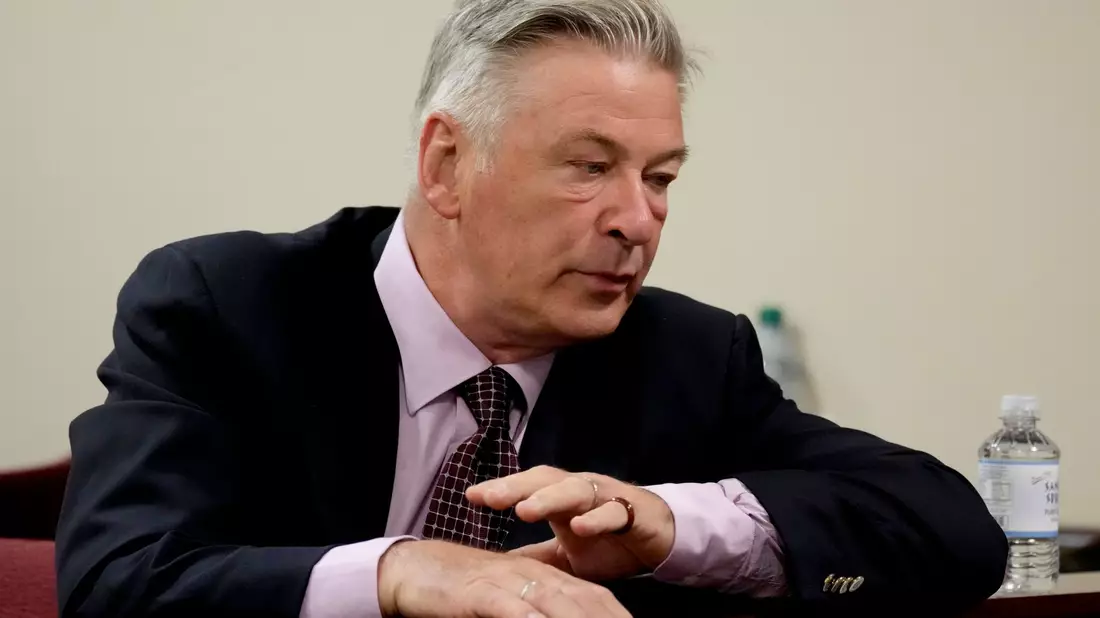 Baldwin im Gerichtssaal - Bild: Ross D. Franklin/Pool AP/dpa