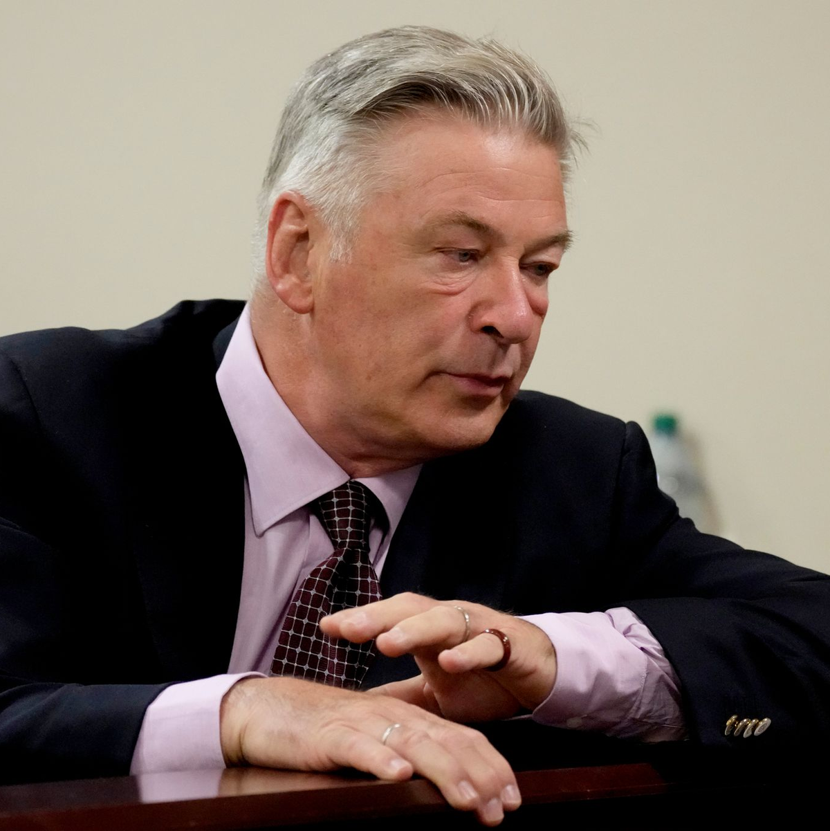 Baldwin im Gerichtssaal - Foto: Ross D. Franklin/Pool AP/dpa