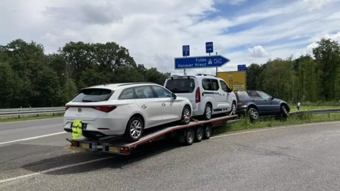 POL-OF: Auto mit Anhänger gerät auf die Leitplanke - B45 / Gemarkung Bruchköbel - Bild: presseportal.de