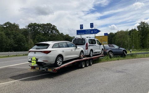 POL-OF: Auto mit Anhänger gerät auf die Leitplanke - B45 / Gemarkung Bruchköbel - Foto: presseportal.de