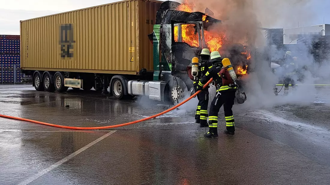 FW-M: Lkw brennt auf Betriebsgelände (Langwied) - Bild: presseportal.de