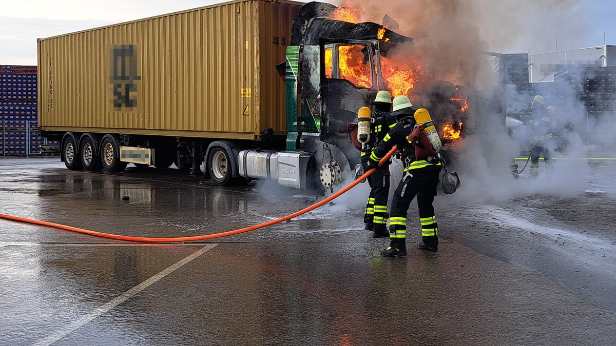FW-M: Lkw brennt auf Betriebsgelände (Langwied) - Foto: presseportal.de