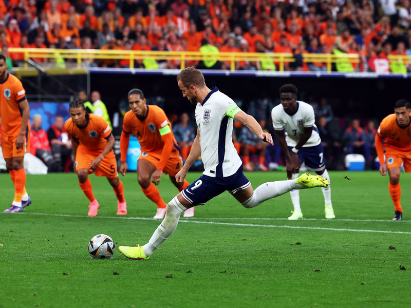 Englands Jude Bellingham (r) im Zweikampf mit Jerdy Schouten von den Niederlanden. - Foto: Friso Gentsch/dpa