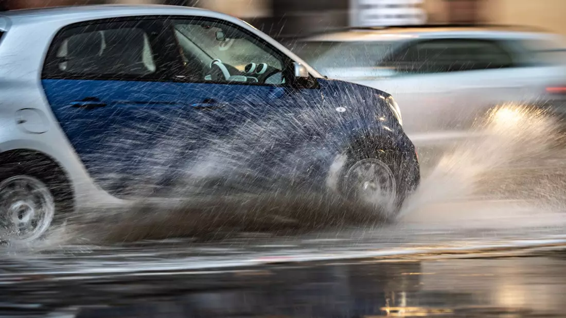 In Hessen sind am Mittwochabend einige Straßen durch Unwetter überflutet worden (Symbolbild). - Bild: Frank Rumpenhorst/dpa