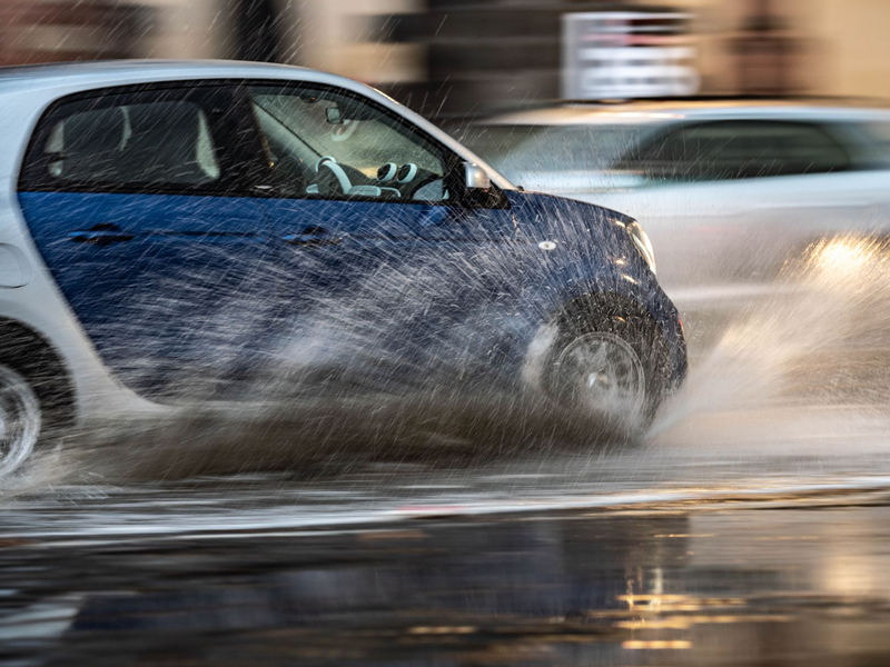 In Hessen sind am Mittwochabend einige Straßen durch Unwetter überflutet worden (Symbolbild). - Foto: Frank Rumpenhorst/dpa