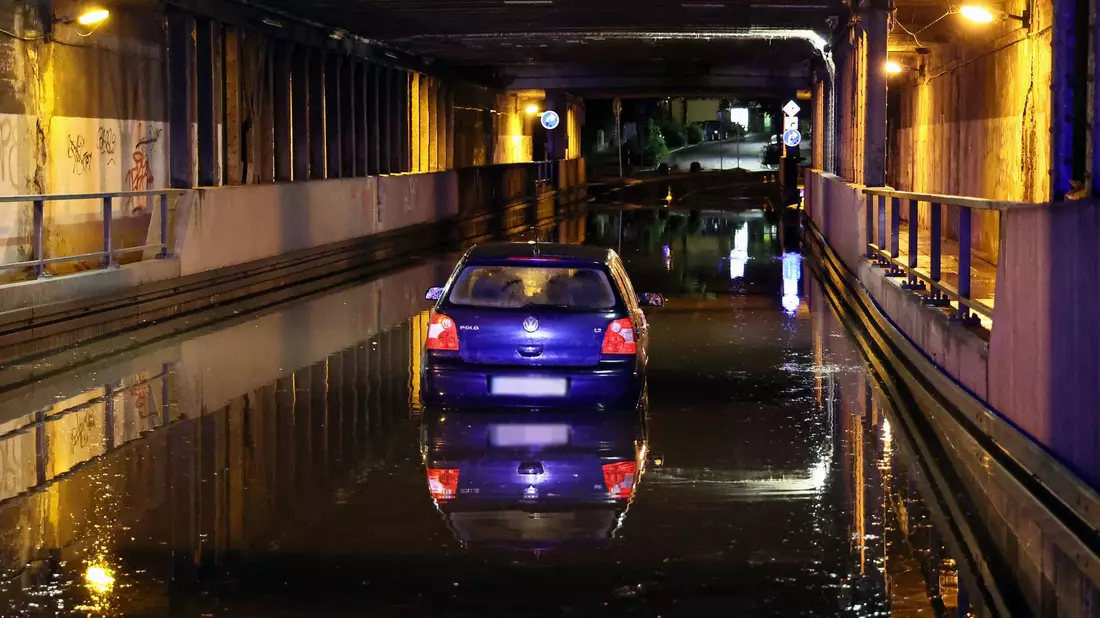 Starker Regen hat am Mittwoch in vielen Teilen Deutschlands zu überlaufenen Straßen geführt.  - Bild: Ralf Hettler/dpa