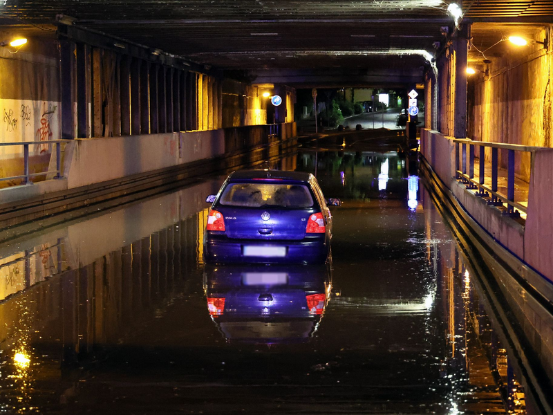 Starker Regen hat am Mittwoch in vielen Teilen Deutschlands zu überlaufenen Straßen geführt.  - Foto: Ralf Hettler/dpa