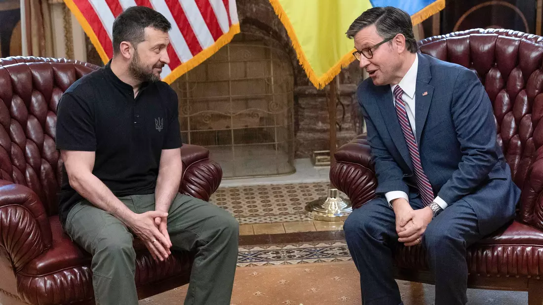 Immer auf der Suche nach Unterstützung: Der Sprecher des US-Repräsentantenhauses, Mike Johnson (r) trifft sich mit dem ukrainischen Präsidenten Wolodymyr Selenskyj im Kapitol. - Bild: Jose Luis Magana/FR159526 AP/AP