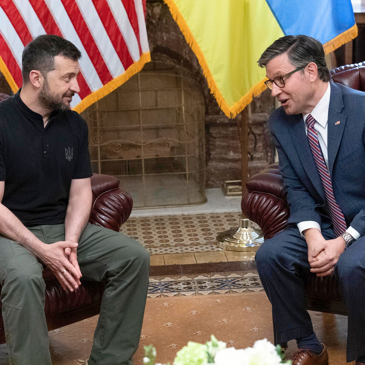 Immer auf der Suche nach Unterstützung: Der Sprecher des US-Repräsentantenhauses, Mike Johnson (r) trifft sich mit dem ukrainischen Präsidenten Wolodymyr Selenskyj im Kapitol. - Foto: Jose Luis Magana/FR159526 AP/AP