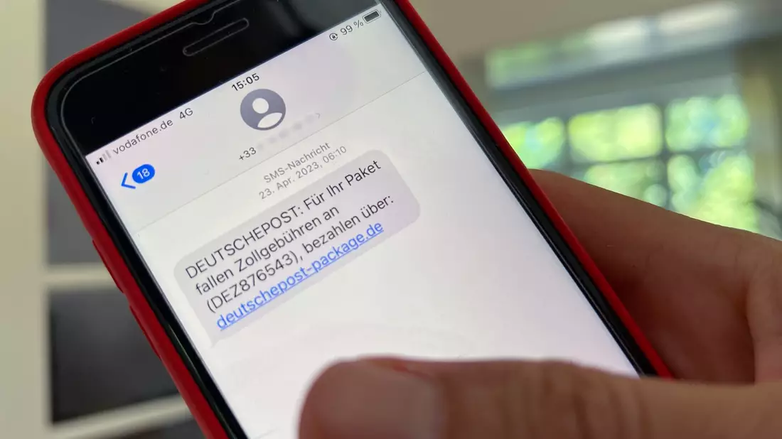 In einer Betrugs-SMS fordert ein Krimineller dazu auf, einen Link anzuklicken, über den man seine persönlichen Daten eingeben soll. Mit dieser Masche versuchen die Kriminellen, Daten abzugreifen, mit denen sie später Geld abzocken wollen. - Bild: Wolf von Dewitz/dpa