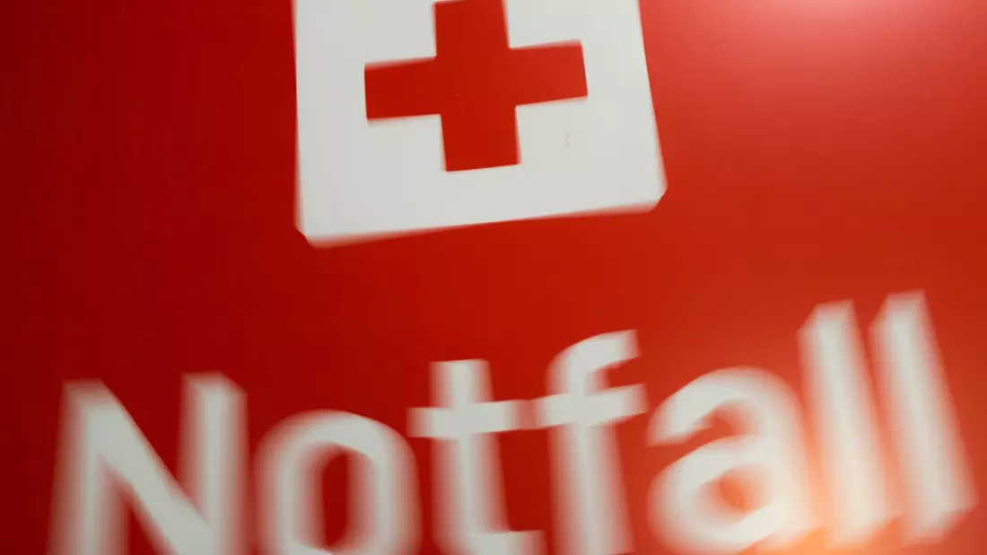 Notfallschild in einem Krankenhaus - Bild: Lino Mirgeler/dpa