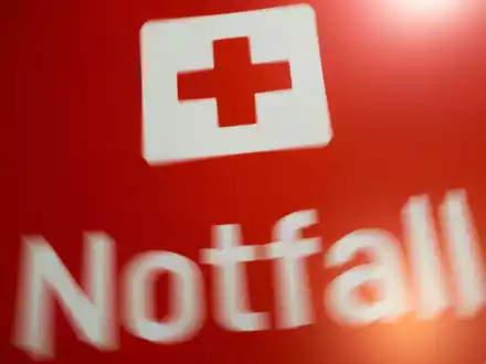 Notfallschild in einem Krankenhaus - Foto: Lino Mirgeler/dpa