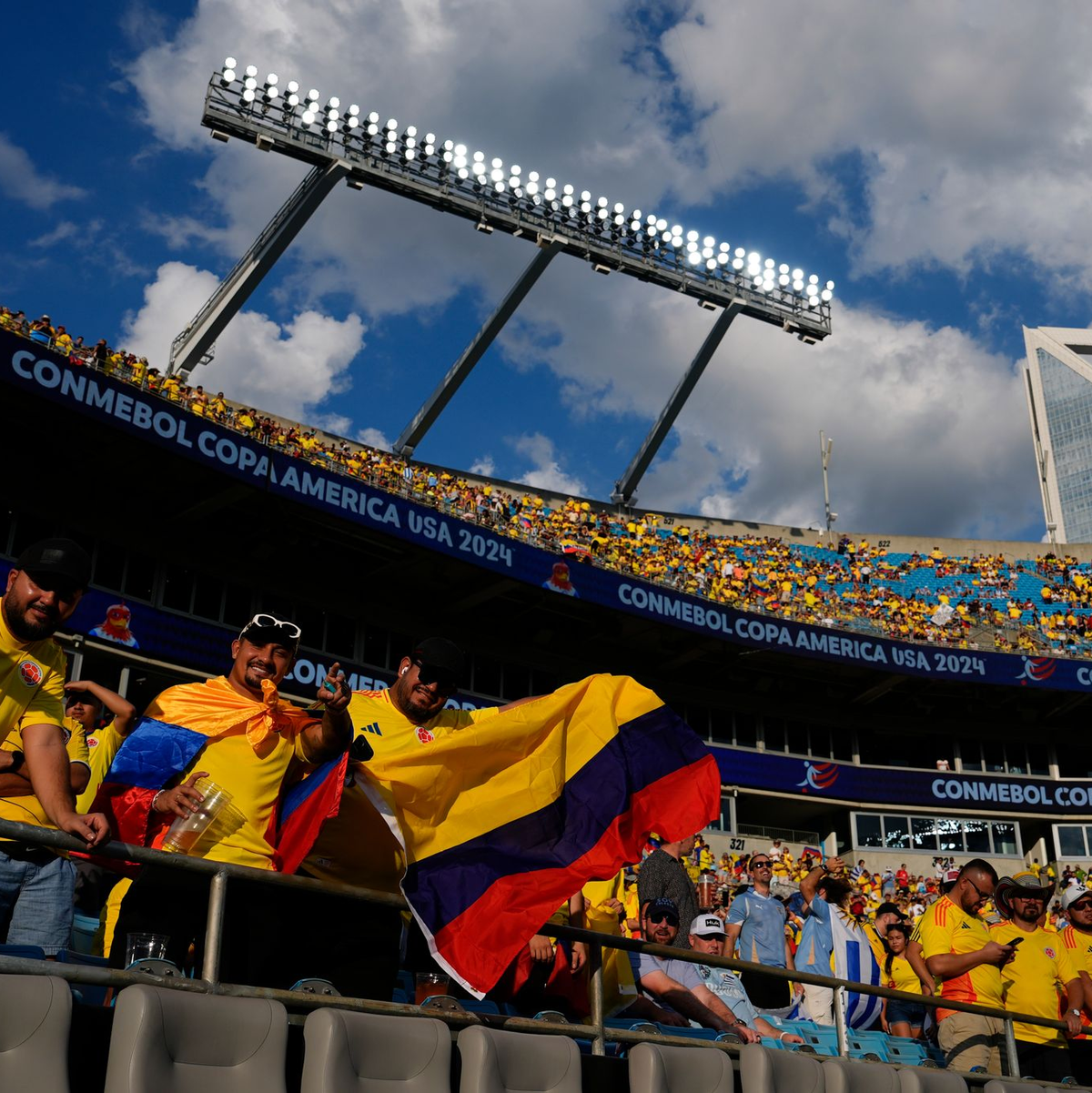 Daniel Muñoz (l) musste kurz vor dem Pausenpfiff mit Gelb-Rot vom Platz. - Foto: Julia Nikhinson/AP/dpa