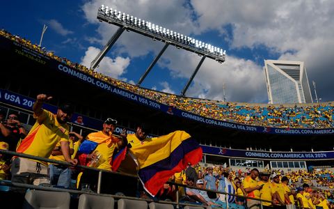 Daniel Muñoz (l) musste kurz vor dem Pausenpfiff mit Gelb-Rot vom Platz. - Foto: Julia Nikhinson/AP/dpa