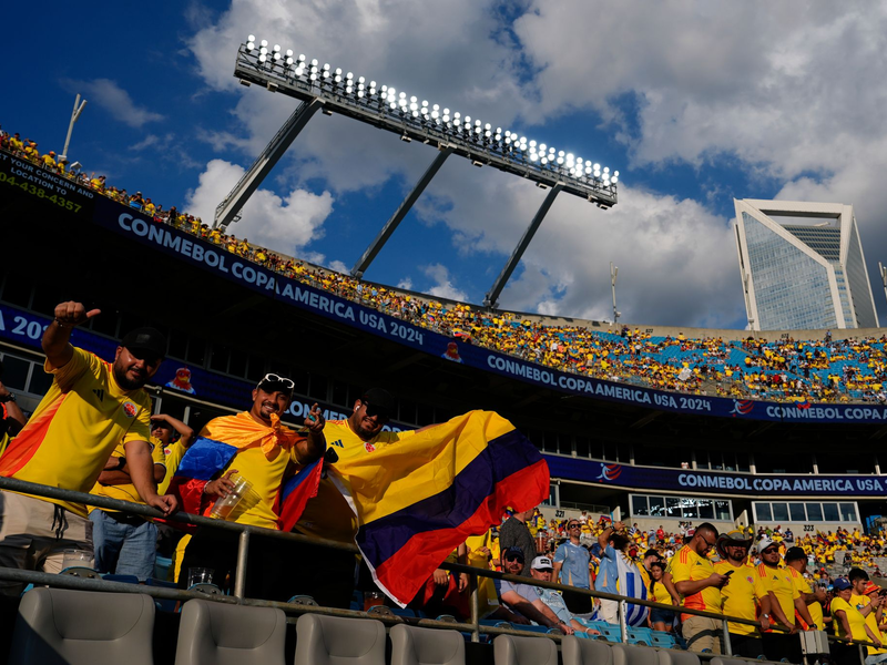 Daniel Muñoz (l) musste kurz vor dem Pausenpfiff mit Gelb-Rot vom Platz. - Foto: Julia Nikhinson/AP/dpa