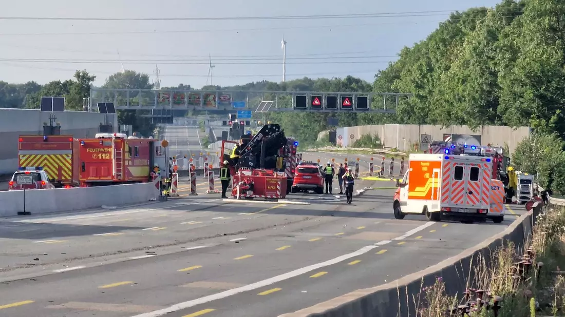 Die A1 war über viele Stunden gesperrt. - Bild: M. Neumann/Blaulicht Unna/dpa