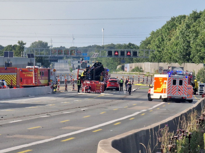 Die A1 war über viele Stunden gesperrt. - Foto: M. Neumann/Blaulicht Unna/dpa
