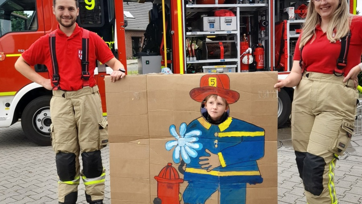 FW-KLE: Leuchtende Augen und strahlende Gesichter: Brandschutzerziehung bei der Löschgruppe Düffelward - Foto: presseportal.de