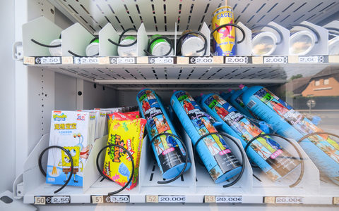 Gesundheitsminister Lauterbach will, dass junge Menschen künftig nicht mehr so einfach an Lachgas kommen. - Foto: Julian Stratenschulte/dpa Gesundheitsminister Lauterbach will, dass junge Menschen künftig nicht mehr so einfach an Lachgas kommen. - Foto: Julian Stratenschulte/dpa