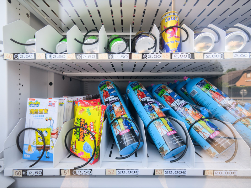 Gesundheitsminister Lauterbach will, dass junge Menschen künftig nicht mehr so einfach an Lachgas kommen. - Foto: Julian Stratenschulte/dpa