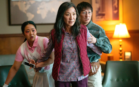 Am Freitag (12. Juli) läuft der Kinohit «Everything, Everywhere, All at Once» in der ARD (22.20 Uhr). - Foto: 2022 LEONINE Studios/ARD/dpa