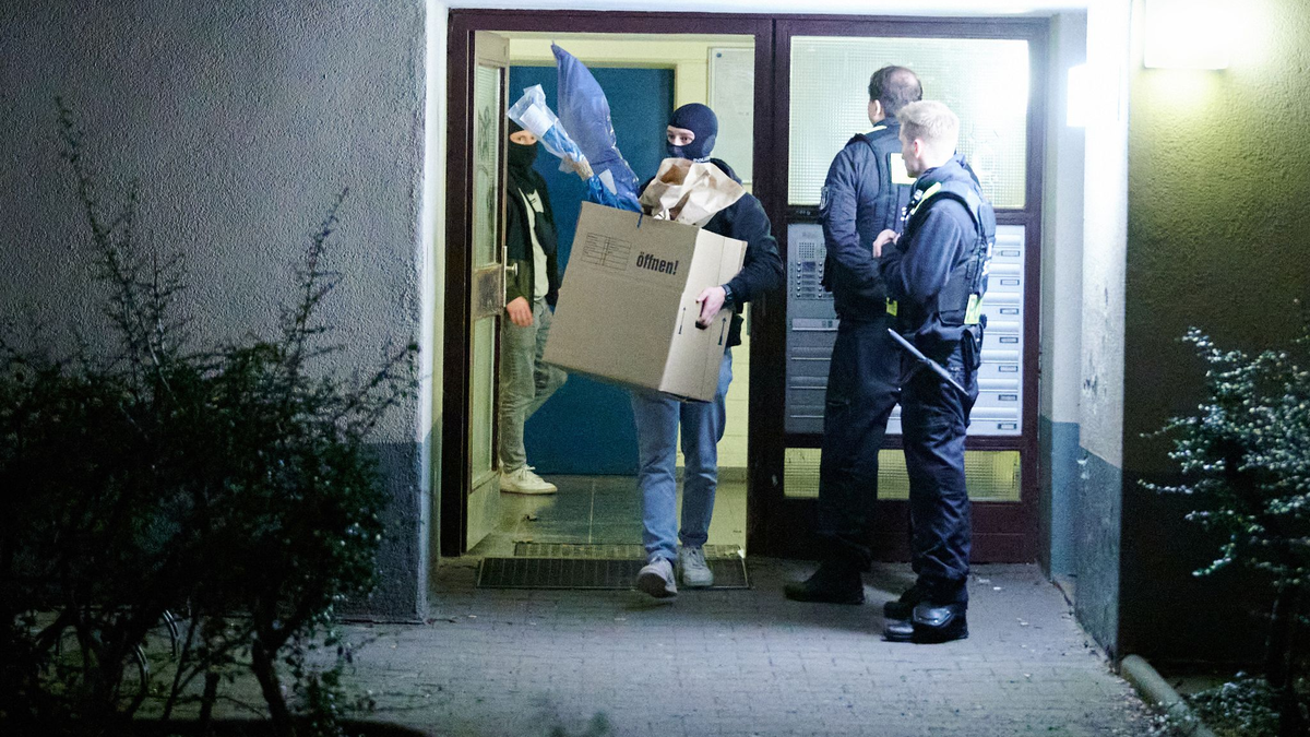Die Ermittler beschlagnahmten mehrere Tausend Asservate, darunter Waffen, Bargeld und digitale Medien. (Archivbild) - Foto: Annette Riedl/dpa