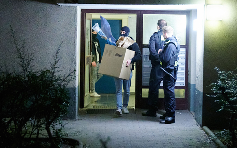 Die Ermittler beschlagnahmten mehrere Tausend Asservate, darunter Waffen, Bargeld und digitale Medien. (Archivfoto) - Foto: Annette Riedl/dpa