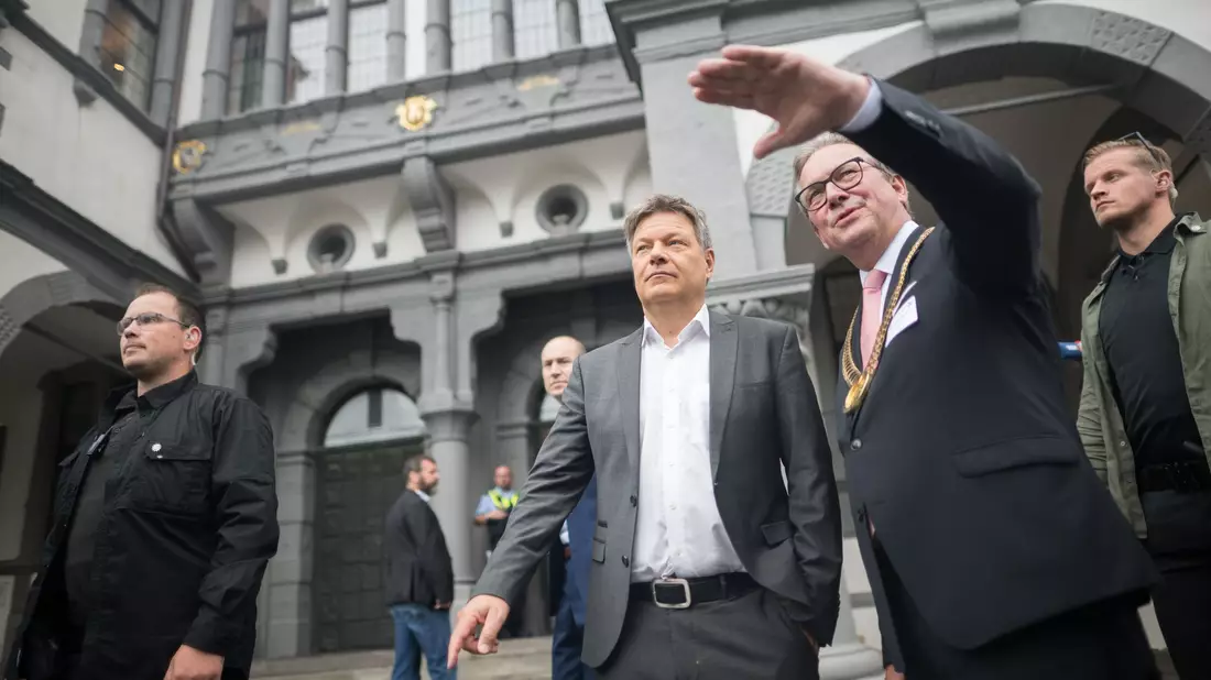 Mit seiner Antwort hatte Wirtschaftsminister Robert Habeck die Lacher auf seiner Seite. - Bild: Sebastian Christoph Gollnow/dpa