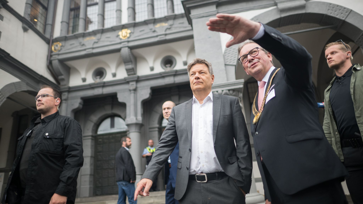 Es wird heiß. Wirtschaftsminister Habeck will erreichen, dass die Strompreise für die Industrie weiter sinken. - Foto: Sebastian Christoph Gollnow/dpa