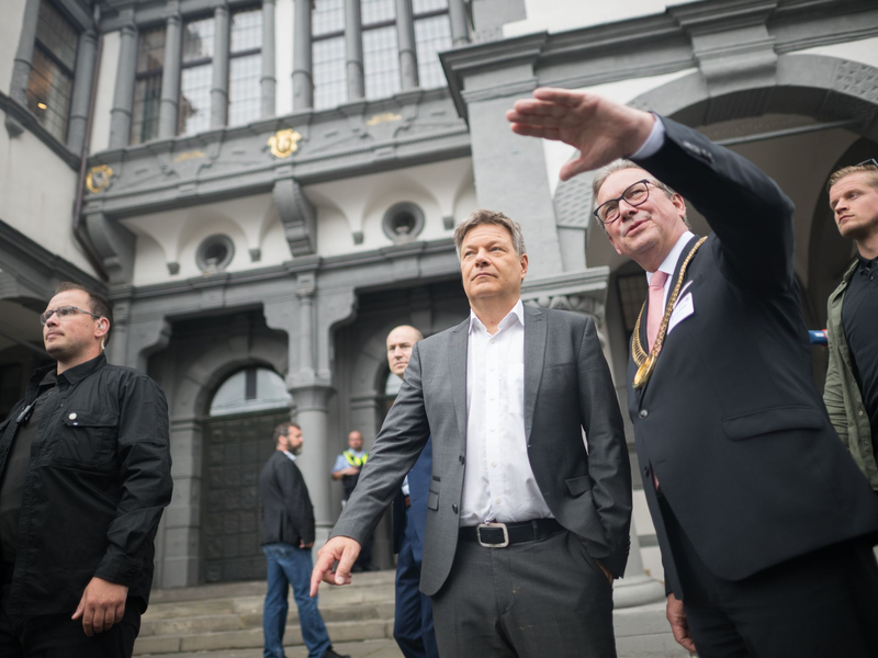 Mit seiner Antwort hatte Wirtschaftsminister Robert Habeck die Lacher auf seiner Seite. - Foto: Sebastian Christoph Gollnow/dpa