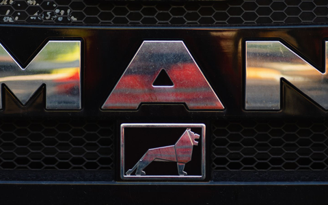 MAN baut zusammen mit Eon ein Ladenetzwerk auf. - Foto: Nicolas Armer/dpa