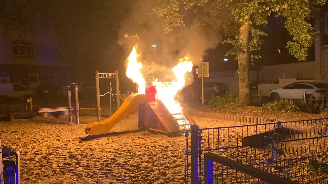 POL-HA: Brand auf Kinderspielplatz - Rutsche steht in Flammen - Bild: presseportal.de